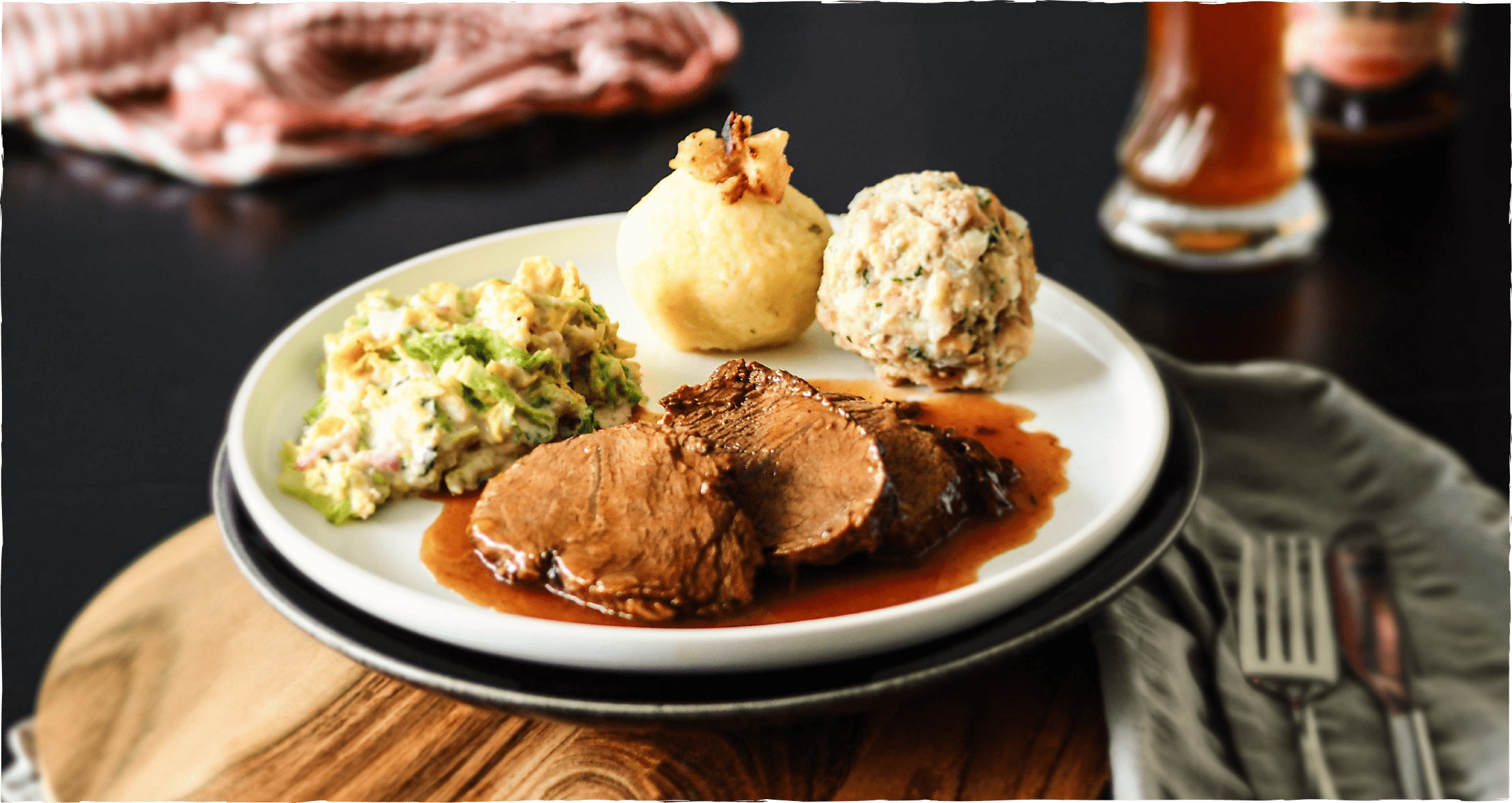 Rinderbraten an Biersoße mit zweierlei Klößen und Wirsinggemüse