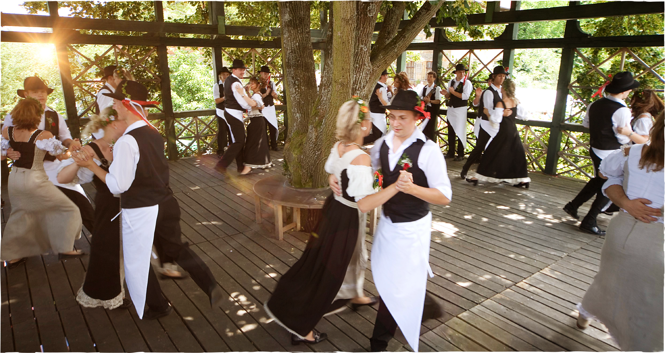Kerwabum und -madla beim traditionellen Tanz auf der Tanzlinde in Peesten 
